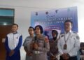 Kasubdit Keamanan dan Keselamatan Ditlantas Polda DIY, AKBP Widya Mustikaningrum (tengah), bersama sejumlah pihak terkait saat memberikan keterangan kepada awak media di sela kegiatan Pembinaan Pelopor Keselamatan Berlalu Lintas di Samsat Kota Yogyakarta, Rabu (12/11/2025).