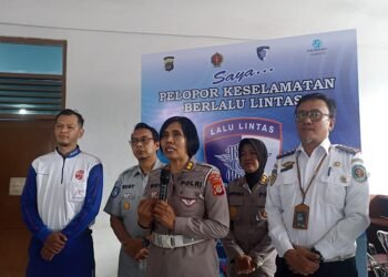 Kasubdit Keamanan dan Keselamatan Ditlantas Polda DIY, AKBP Widya Mustikaningrum (tengah), bersama sejumlah pihak terkait saat memberikan keterangan kepada awak media di sela kegiatan Pembinaan Pelopor Keselamatan Berlalu Lintas di Samsat Kota Yogyakarta, Rabu (12/11/2025).