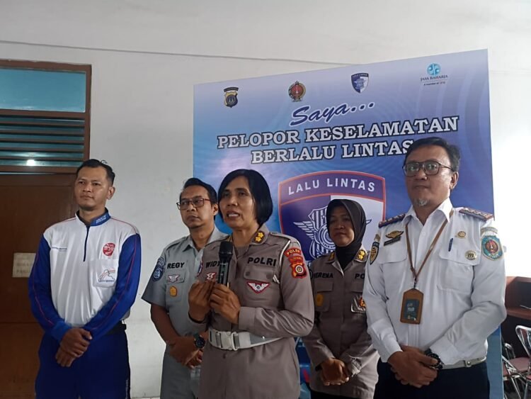 Kasubdit Keamanan dan Keselamatan Ditlantas Polda DIY, AKBP Widya Mustikaningrum (tengah), bersama sejumlah pihak terkait saat memberikan keterangan kepada awak media di sela kegiatan Pembinaan Pelopor Keselamatan Berlalu Lintas di Samsat Kota Yogyakarta, Rabu (12/11/2025).