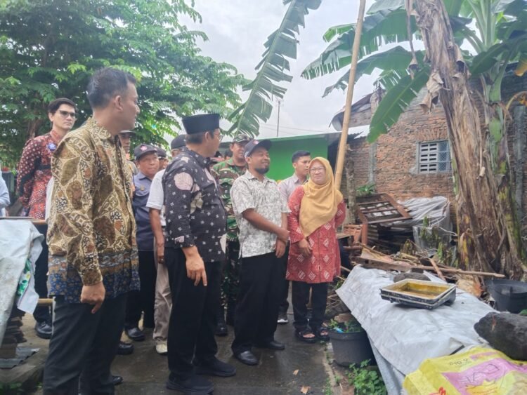 Wali Kota Yogyakarta, Hasto Wardoyo, saat meninjau program percontohan pengolahan sampah berbasis masyarakat di Patangpuluhan, Wirobrajan, Kota Yogyakarta, Jumat (14/11/2025).