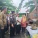 Wali Kota Yogyakarta, Hasto Wardoyo, saat meninjau program percontohan pengolahan sampah berbasis masyarakat di Patangpuluhan, Wirobrajan, Kota Yogyakarta, Jumat (14/11/2025).