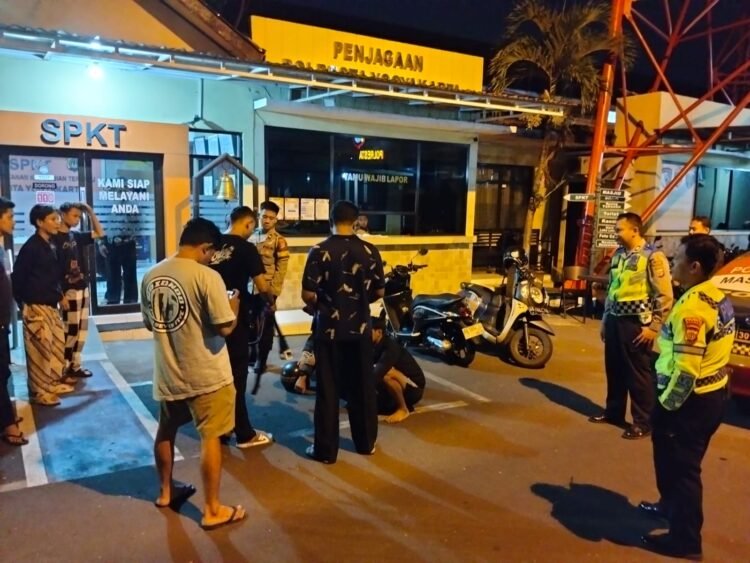 Barang bukti beserta tiga remaja diduga pelaku klitih di kawasan Kraton saat diamankan di Polresta Yogyakarta, Minggu (16/11/2025) malam. (Dok. Polresta Yogyakarta)