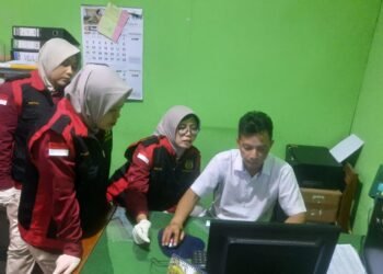 Tim penyidik Kejaksaan Tinggi DIY memeriksa dokumen saat melakukan penggeledahan di Kantor BUKP Kemantren Tegalrejo, Kota Yogyakarta, Rabu (19/11/2025). (Dok. Kejati DIY)