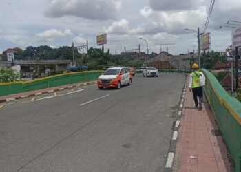 Sejumlah kendaraan melintas di Jembatan Kewek, Kota Yogyakarta.
