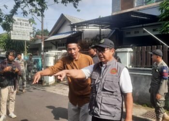 Wali Kota Yogyakarta Hasto Wardoyo saat meninjau lokasi bedah rumah di Kelurahan Semaki, Umbulharjo, Kota Yogyakarta, Minggu (23/11/2025).