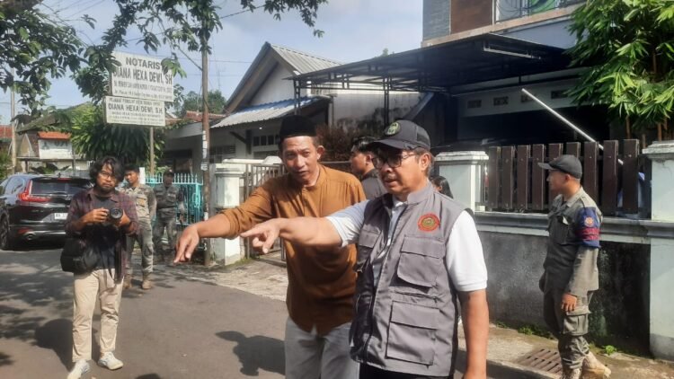 Wali Kota Yogyakarta Hasto Wardoyo saat meninjau lokasi bedah rumah di Kelurahan Semaki, Umbulharjo, Kota Yogyakarta, Minggu (23/11/2025).