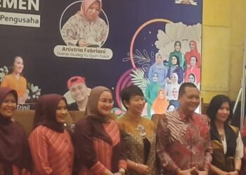Ketua DPRD Sleman Gustan Ganda saat bersama dengan Kaukus Perempuan Parlemen berfoto bersama saat seminar dengan tema Women Enterpreneur di Hotel Alana Yogyakarta Hotel and Convention Center, Ngaglik, Sleman, DIY, Minggu (23/11/2025).