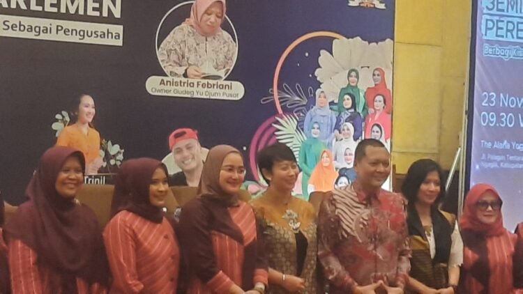 Ketua DPRD Sleman Gustan Ganda saat bersama dengan Kaukus Perempuan Parlemen berfoto bersama saat seminar dengan tema Women Enterpreneur di Hotel Alana Yogyakarta Hotel and Convention Center, Ngaglik, Sleman, DIY, Minggu (23/11/2025).