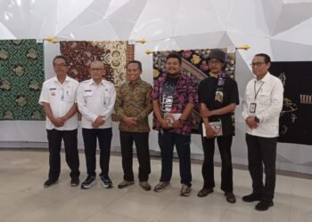 Wakil Ketua DPRD Sleman Hasto Karyantoro didampingi sekretaris Dinas Kebudayaan Sleman Arif Wibowo bersama kurator dan pejabat terkait membuka pameran seni batik bertajuk Luberan Garis Kreatif di Museum Gunungapi Merapi, Rabu (19/11/2025).