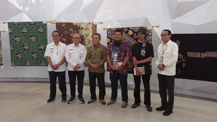 Wakil Ketua DPRD Sleman Hasto Karyantoro didampingi sekretaris Dinas Kebudayaan Sleman Arif Wibowo bersama kurator dan pejabat terkait membuka pameran seni batik bertajuk Luberan Garis Kreatif di Museum Gunungapi Merapi, Rabu (19/11/2025).