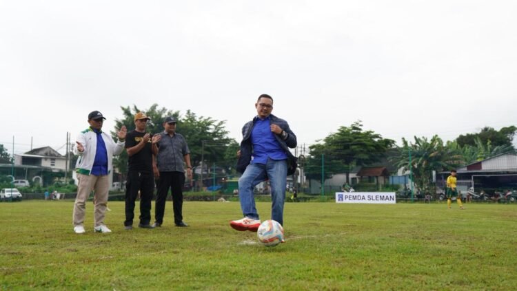 Ketua Umum Askab PSSI Sleman Wahyudi Kurniawan membuka gelaran Piala Askab PSSI Sleman 2025 di lapangan Ganjuran, Condongcatur, Sleman, Minggu (23/11/2025)