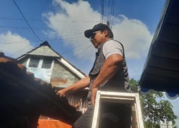 Wali Kota Yogyakarta Hasto Wardoyo melakukan bedah rumah secara simbolis di rumah warga di Sanggrahan, Semaki, Umbulharjo, Kota Yogyakarta, DIY, Minggu (23/11/2025).