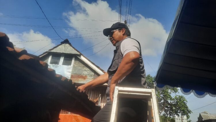 Wali Kota Yogyakarta Hasto Wardoyo melakukan bedah rumah secara simbolis di rumah warga di Sanggrahan, Semaki, Umbulharjo, Kota Yogyakarta, DIY, Minggu (23/11/2025).