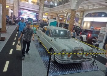 Pengunjung mengamati salah satu kendaraan yang dipamerkan dalam ajang Jogja Otomotif Show #7 di Sleman City Hall, Senin (24/11/2025).