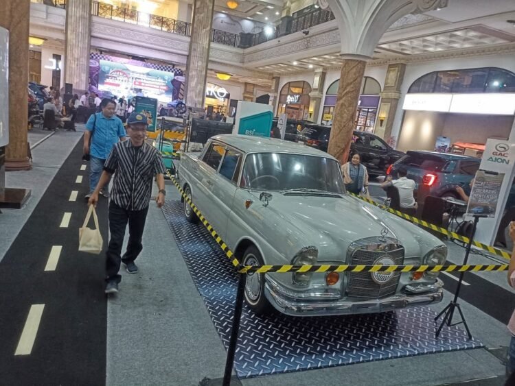 Pengunjung mengamati salah satu kendaraan yang dipamerkan dalam ajang Jogja Otomotif Show #7 di Sleman City Hall, Senin (24/11/2025).