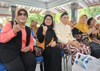 Purna Sekretaris Daerah (Sekda) Sleman Sunartono (tengah) bersama dengan pensiunan ASN Dinas Kesehatan (Dinkes) Sleman saat melakukan pertemuan rutin di Pendopo Rumah Dinas Bupati Sleman, Beran Tridadi, Sleman, DIY, Selasa (25/11/2025).