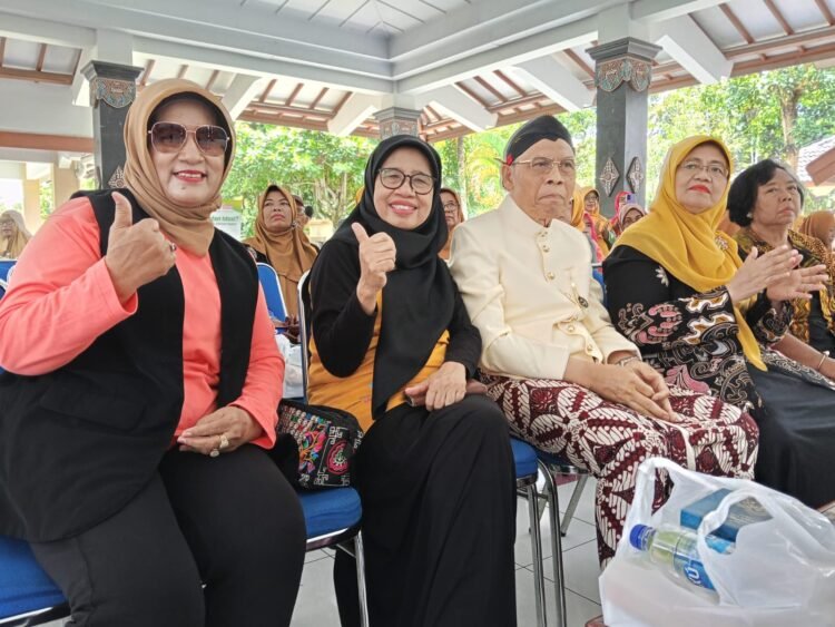 Purna Sekretaris Daerah (Sekda) Sleman Sunartono (tengah) bersama dengan pensiunan ASN Dinas Kesehatan (Dinkes) Sleman saat melakukan pertemuan rutin di Pendopo Rumah Dinas Bupati Sleman, Beran Tridadi, Sleman, DIY, Selasa (25/11/2025).