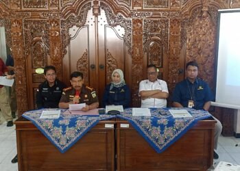 Jumpa pers penyerahan tersangka manipulasi pajak di Kantor Kejaksaan Negeri Yogyakarta, Rabu (26/11/2025).