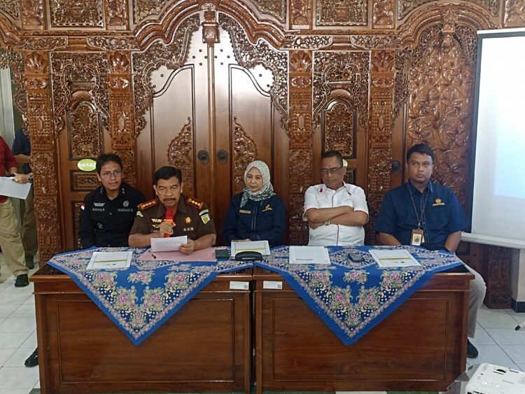 Jumpa pers penyerahan tersangka manipulasi pajak di Kantor Kejaksaan Negeri Yogyakarta, Rabu (26/11/2025).