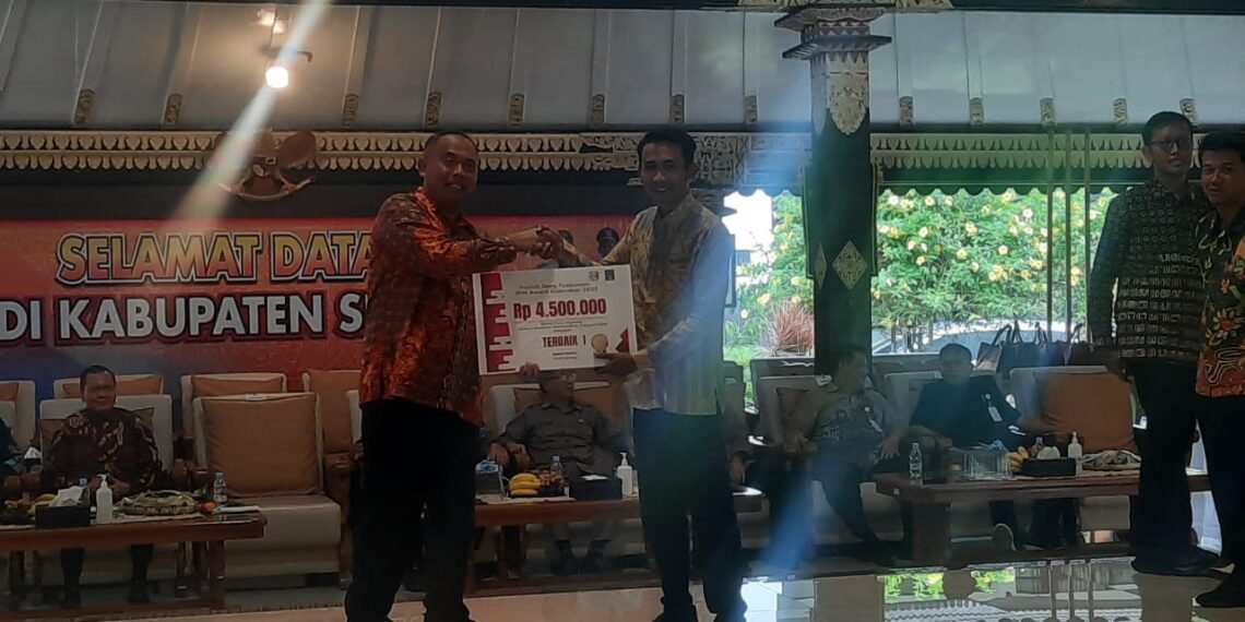 Bupati Sleman Harda Kiswaya memberikan penghargaan JDIH, Kamis (27/11/2025)