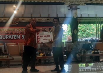 Bupati Sleman Harda Kiswaya memberikan penghargaan JDIH, Kamis (27/11/2025)