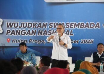 Menko Bidang Pangan Zulkifli Hasan mengikuti kegiatan Rembug Tani di Kulon Progo didampingi Bupati Kulon Progo Agung Setyawan, Minggu (2/11/2025)