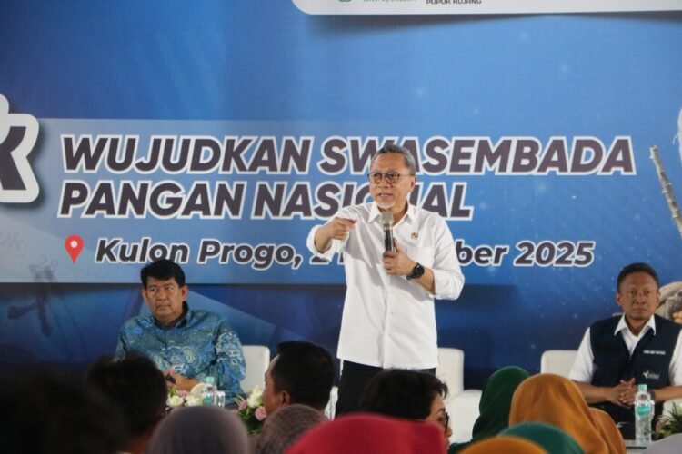 Menko Bidang Pangan Zulkifli Hasan mengikuti kegiatan Rembug Tani di Kulon Progo didampingi Bupati Kulon Progo Agung Setyawan, Minggu (2/11/2025)