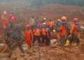 proses evakuasi serta pencarian korban longsor di Kabupaten Cilacap, Jawa Tengah yang dilakukan tim Basarnas. [Dok merapi_uncover]