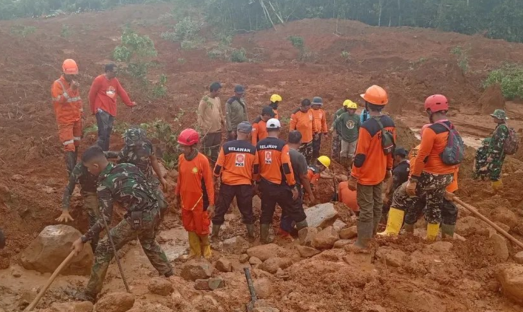 proses evakuasi serta pencarian korban longsor di Kabupaten Cilacap, Jawa Tengah yang dilakukan tim Basarnas. [Dok merapi_uncover]