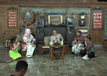 Talkshow Cerita Masyarakat atau Cermas bertajuk kebermanfaatan program Sleman Pintar menghadirkan Wakil Ketua DPRD Sleman Hasto Karyantoro dan Ani Martanti beserta Kabid Perlindungan dan Jaminan Sosial Dinsos Sleman Sarastomo Ari Saptoto di Omah Kecebong, Rabu (12/11/2025)