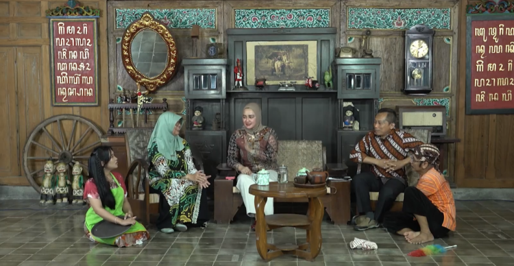 Talkshow Cerita Masyarakat bertajuk Siasat Tekan Stunting di Sleman yang digelar di Omah Kecebong menghadirkan Wakil Ketua DPRD Sleman Hasto Karyantoro dan Ani Martanti serta Kepala Dinas P3AP2KB Kabupaten Sleman Novita Krisnaeni, Jumat (14/11/2025)