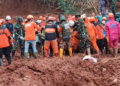 Basarnas dan TNI melakukan evakuasi terhadap dua korban terbaru longsor di Cilacap, Selasa (18/11/2025)