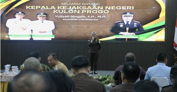 Kajari Kulon Progo yang baru Yuliyati Ningsih memberi sambutan di hadapan Pemkab Kulon Progo, Selasa (11/11/2025)