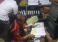 Tim penyidik Kejaksaan Tinggi DIY memeriksa dokumen saat melakukan penggeledahan di Kantor BUKP Kemantren Tegalrejo, Kota Yogyakarta, Rabu (19/11/2025). (Dok. Kejati DIY)