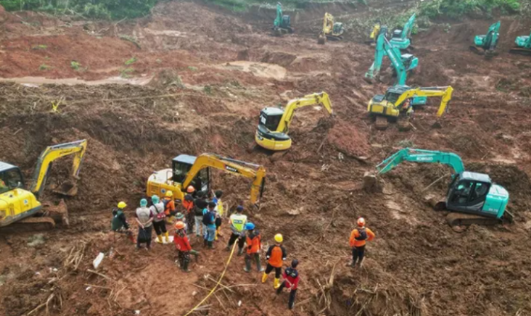 Pencarian korban longsor di Desa Cibeunying, Cilacap