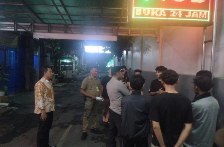 Polisi memeriksa lokasi kejadian penganiayaan di Umbulharjo, Kota Yogyakarta pada Kamis (6/11/2025) malam. (Dok. Polresta Yogyakarta)