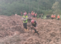 Tim SAR gabungan melakukan upaya pencarian dan evakuasi terhadap korban longsor di Desa Pandanarum