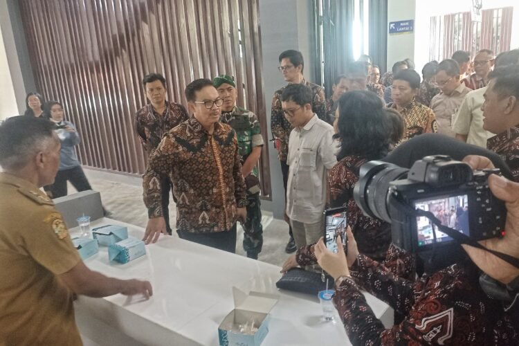 Wali Kota Yogyakarta, Hasto Wardoyo, meninjau salah satu sudut bangunan baru Pasar Terban, Selasa (30/12/2025).