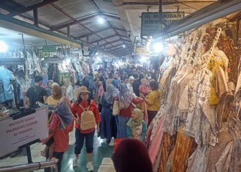 Pengunjung memadati Pasar Beringharjo bagian barat, Selasa (30/12/2025).