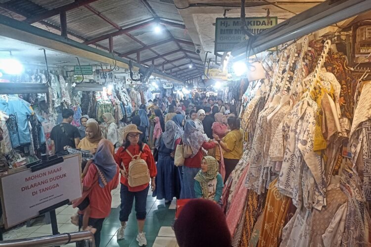 Pengunjung memadati Pasar Beringharjo bagian barat, Selasa (30/12/2025).