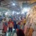 Pengunjung memadati Pasar Beringharjo bagian barat, Selasa (30/12/2025).