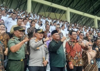 Bupati Sleman Harda Kiswaya dan sejumlah kepada Organisasi Perangkat Daerah (OPD) menghadiri pemberian surat keputusan (SK) PPPK paruh waktu di Stadion Maguwoharjo, Sleman, Rabu (3/12/2025).