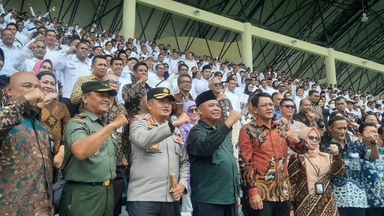 Bupati Sleman Harda Kiswaya dan sejumlah kepada Organisasi Perangkat Daerah (OPD) menghadiri pemberian surat keputusan (SK) PPPK paruh waktu di Stadion Maguwoharjo, Sleman, Rabu (3/12/2025).