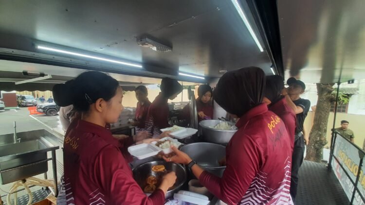 Sejumlah koki dari anggota Polwan Polda DIY menyiapkan makanan untuk mahasiwa rantau asal Sumatera terdampak bencana di Halaman Mapolda DIY, Sanggarahan, Condongcatur, Depok, Sleman, Kamis (4/12/2025).