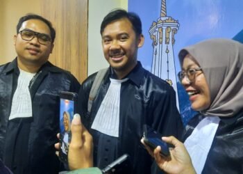 Tim Kuasa Hukum dari Barisan Advokasi Rakyat untuk Demokrasi dan Keadilan (Bara Adil) saat diwawancarai wartawan di Pengadilan Negeri Sleman usai perisdangan atas terdakwa Perdana Arie buntut kasus pembakaran tenda di halaman Mapolda DIY, Rabu (10/12/2025).