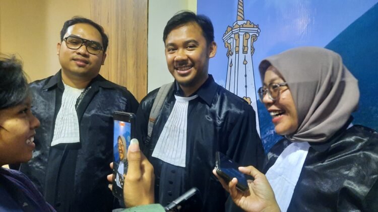 Tim Kuasa Hukum dari Barisan Advokasi Rakyat untuk Demokrasi dan Keadilan (Bara Adil) saat diwawancarai wartawan di Pengadilan Negeri Sleman usai perisdangan atas terdakwa Perdana Arie buntut kasus pembakaran tenda di halaman Mapolda DIY, Rabu (10/12/2025).