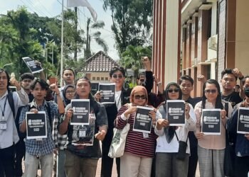 Ibu Perdana Arie Veriasa, Suci Hastuti bersama dengan sejumlah rekan-rekan mahasiswa Universitas Negeri Yogyakarta usai mengikuti sidang di Pengadilan Negeri Sleman, Rabu (10/12/2025).
