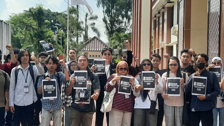 Ibu Perdana Arie Veriasa, Suci Hastuti bersama dengan sejumlah rekan-rekan mahasiswa Universitas Negeri Yogyakarta usai mengikuti sidang di Pengadilan Negeri Sleman, Rabu (10/12/2025).