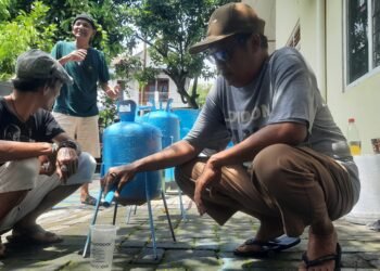 Anggota bank sampah Berlian 02 Tompeyan, Tegalrejo, Kota Yogyakarta saat melakukan uji coba perolisis, Minggu (14/12/2025).