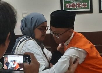Perdana Arie Veriasa saat berpelukan drngan ibunya usai persidangan di Pengadilan Negeri (PN) Sleman, Senin) (15/12/2025).